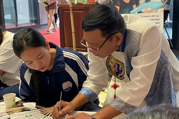 Giữ lửa nghề quạt Chàng Sơn